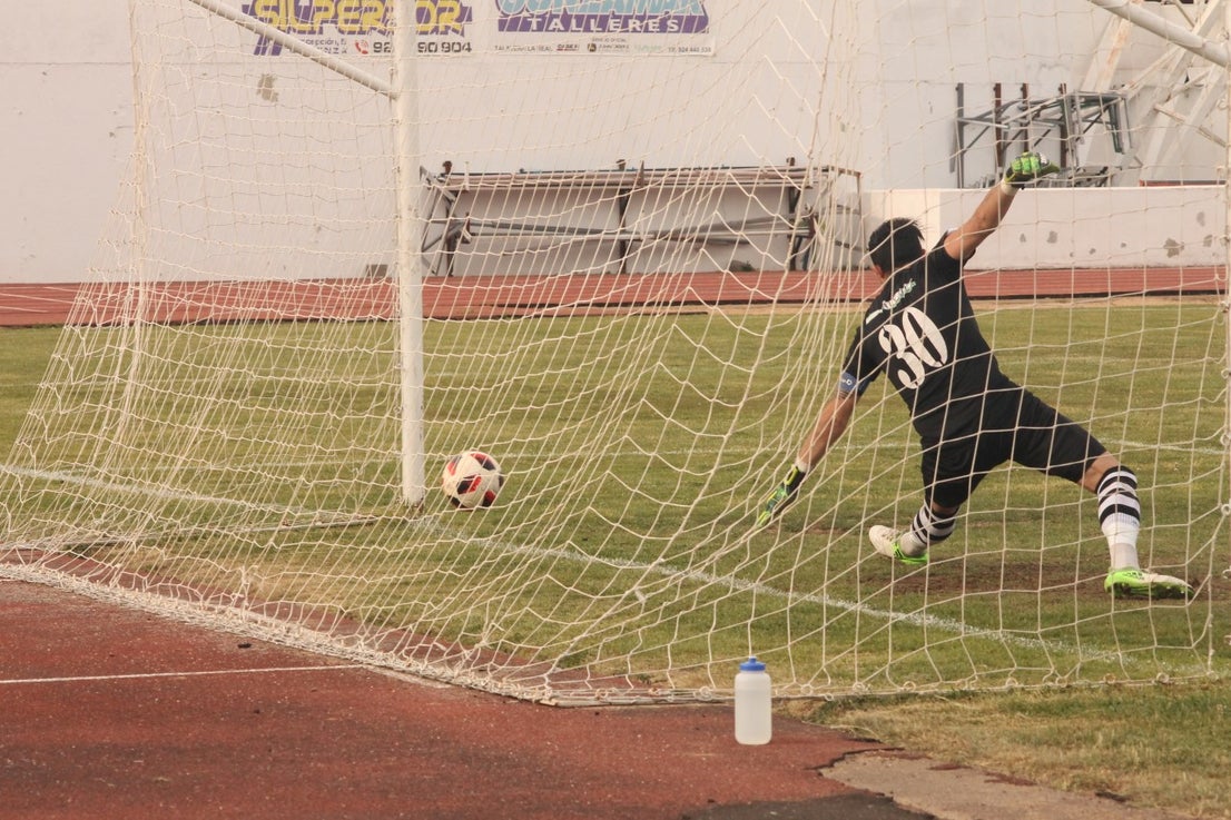 Algunas imágenes del último encuentro de liga de Tercera División disputado en la Ciudad Deportiva de Olivenza y que acabó 3-1 (19-05-2019)