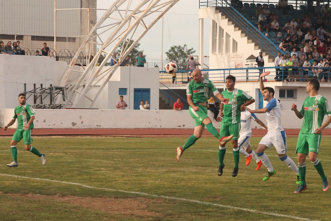 Algunas imágenes del último encuentro de liga de Tercera División disputado en la Ciudad Deportiva de Olivenza y que acabó 3-1 (19-05-2019)