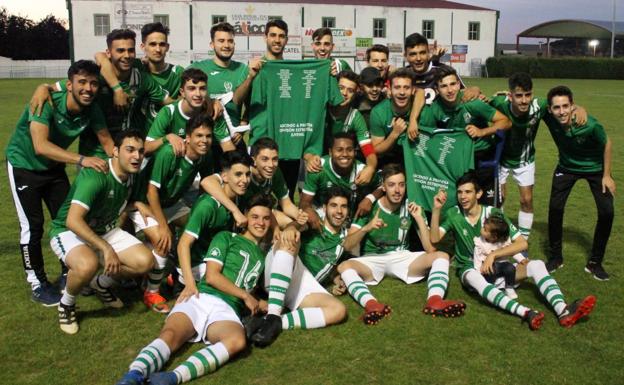 Celebración del ascenso conseguido por los juveniles