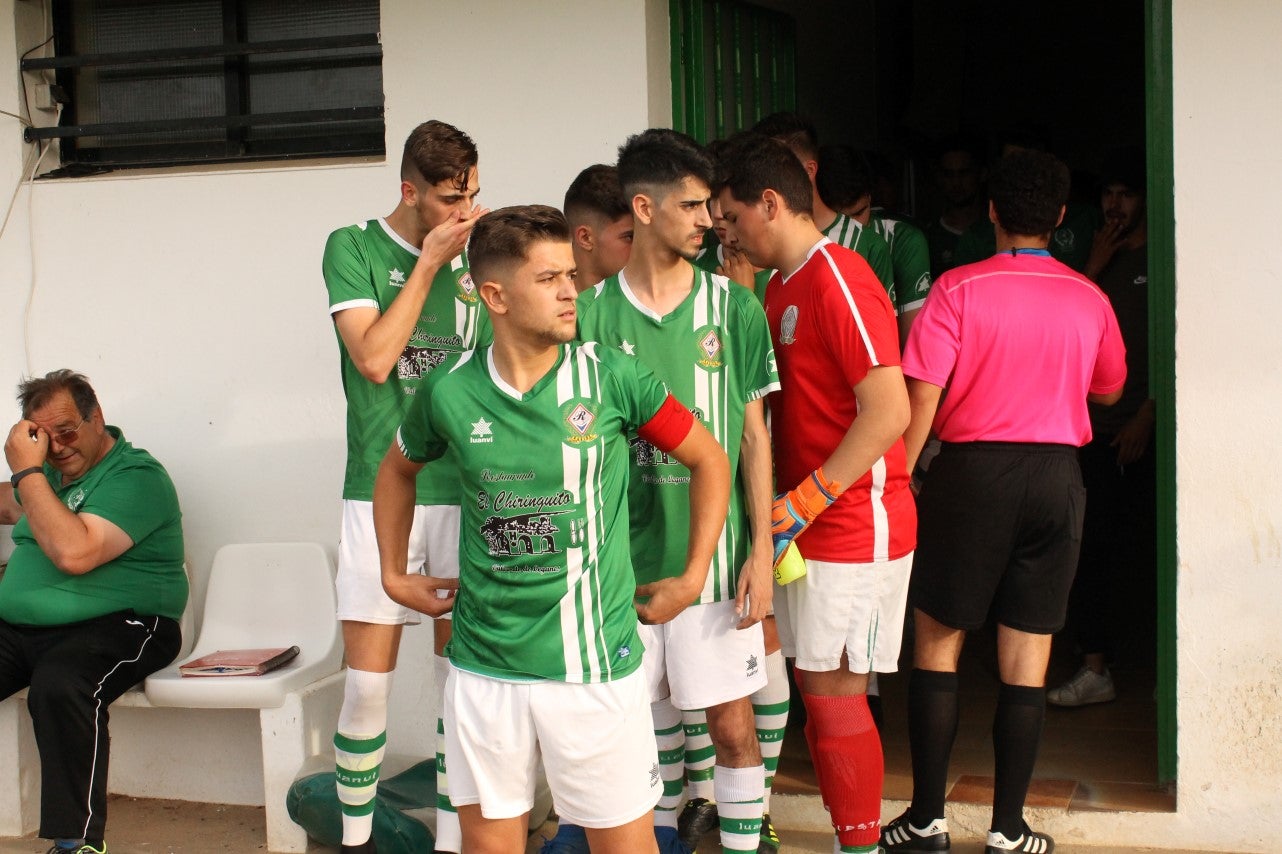 Algunas imágenes del encuentro de vuelta de la eliminatoria en la fase de ascenso a Primera División Juvenil Extremeña disputado en el Municipal de San Roque y que finalizó con 4-3 en el marcador y el ascenso de los valverdeños (24-05-2019)