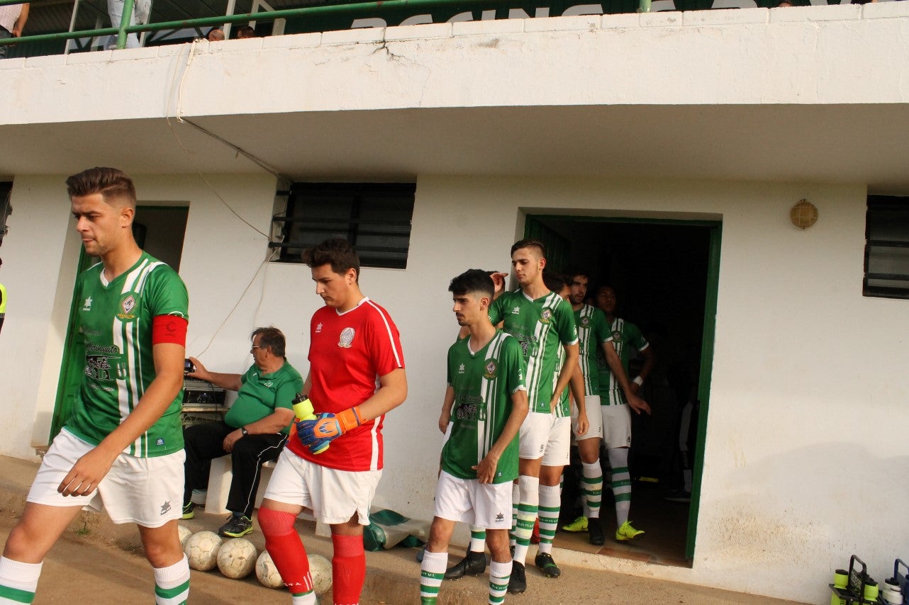 Algunas imágenes del encuentro de vuelta de la eliminatoria en la fase de ascenso a Primera División Juvenil Extremeña disputado en el Municipal de San Roque y que finalizó con 4-3 en el marcador y el ascenso de los valverdeños (24-05-2019)