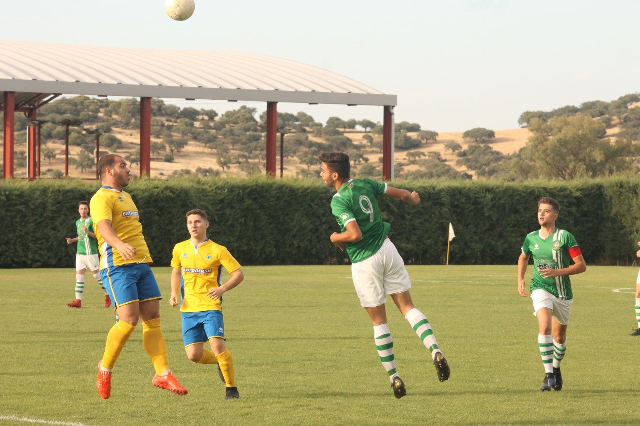 Algunas imágenes del encuentro de vuelta de la eliminatoria en la fase de ascenso a Primera División Juvenil Extremeña disputado en el Municipal de San Roque y que finalizó con 4-3 en el marcador y el ascenso de los valverdeños (24-05-2019)