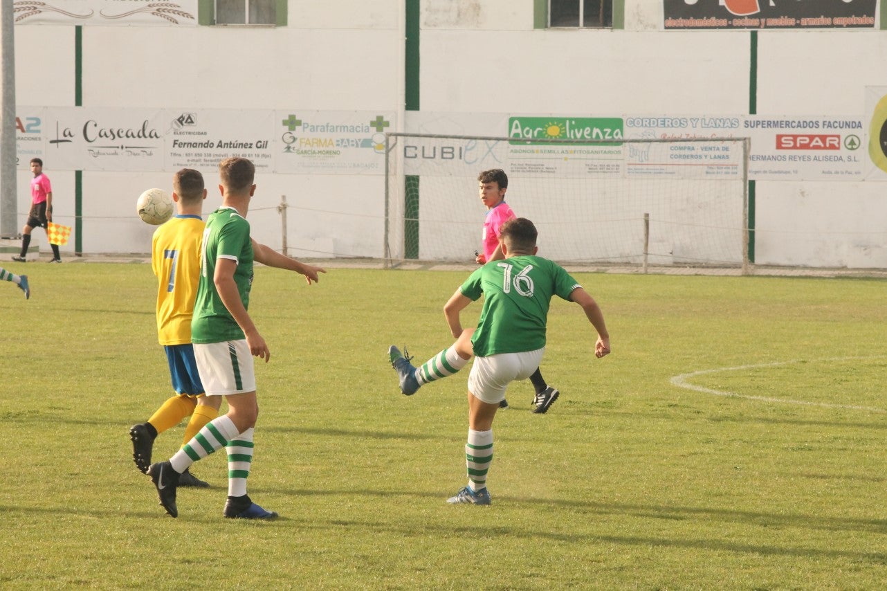 Algunas imágenes del encuentro de vuelta de la eliminatoria en la fase de ascenso a Primera División Juvenil Extremeña disputado en el Municipal de San Roque y que finalizó con 4-3 en el marcador y el ascenso de los valverdeños (24-05-2019)