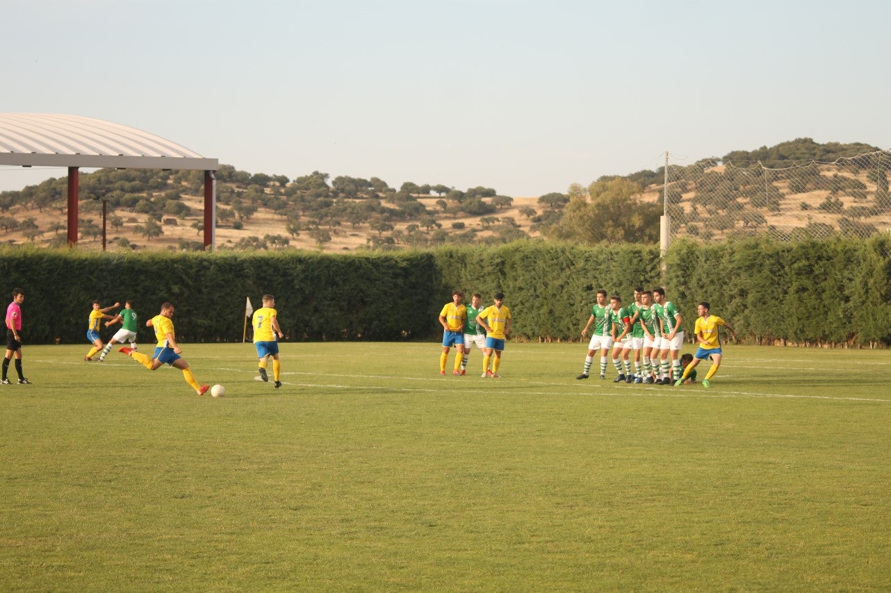 Algunas imágenes del encuentro de vuelta de la eliminatoria en la fase de ascenso a Primera División Juvenil Extremeña disputado en el Municipal de San Roque y que finalizó con 4-3 en el marcador y el ascenso de los valverdeños (24-05-2019)