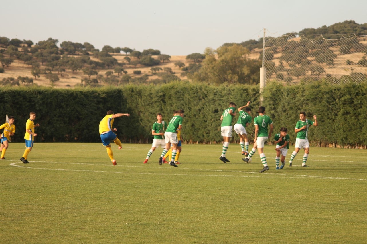 Algunas imágenes del encuentro de vuelta de la eliminatoria en la fase de ascenso a Primera División Juvenil Extremeña disputado en el Municipal de San Roque y que finalizó con 4-3 en el marcador y el ascenso de los valverdeños (24-05-2019)