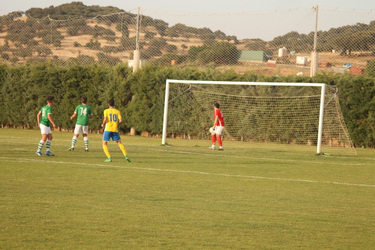 Algunas imágenes del encuentro de vuelta de la eliminatoria en la fase de ascenso a Primera División Juvenil Extremeña disputado en el Municipal de San Roque y que finalizó con 4-3 en el marcador y el ascenso de los valverdeños (24-05-2019)