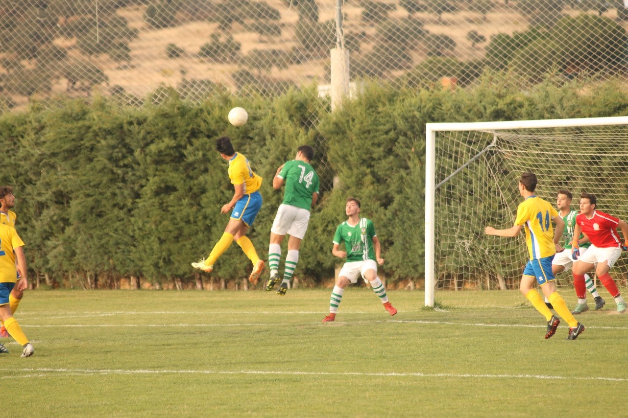 Algunas imágenes del encuentro de vuelta de la eliminatoria en la fase de ascenso a Primera División Juvenil Extremeña disputado en el Municipal de San Roque y que finalizó con 4-3 en el marcador y el ascenso de los valverdeños (24-05-2019)