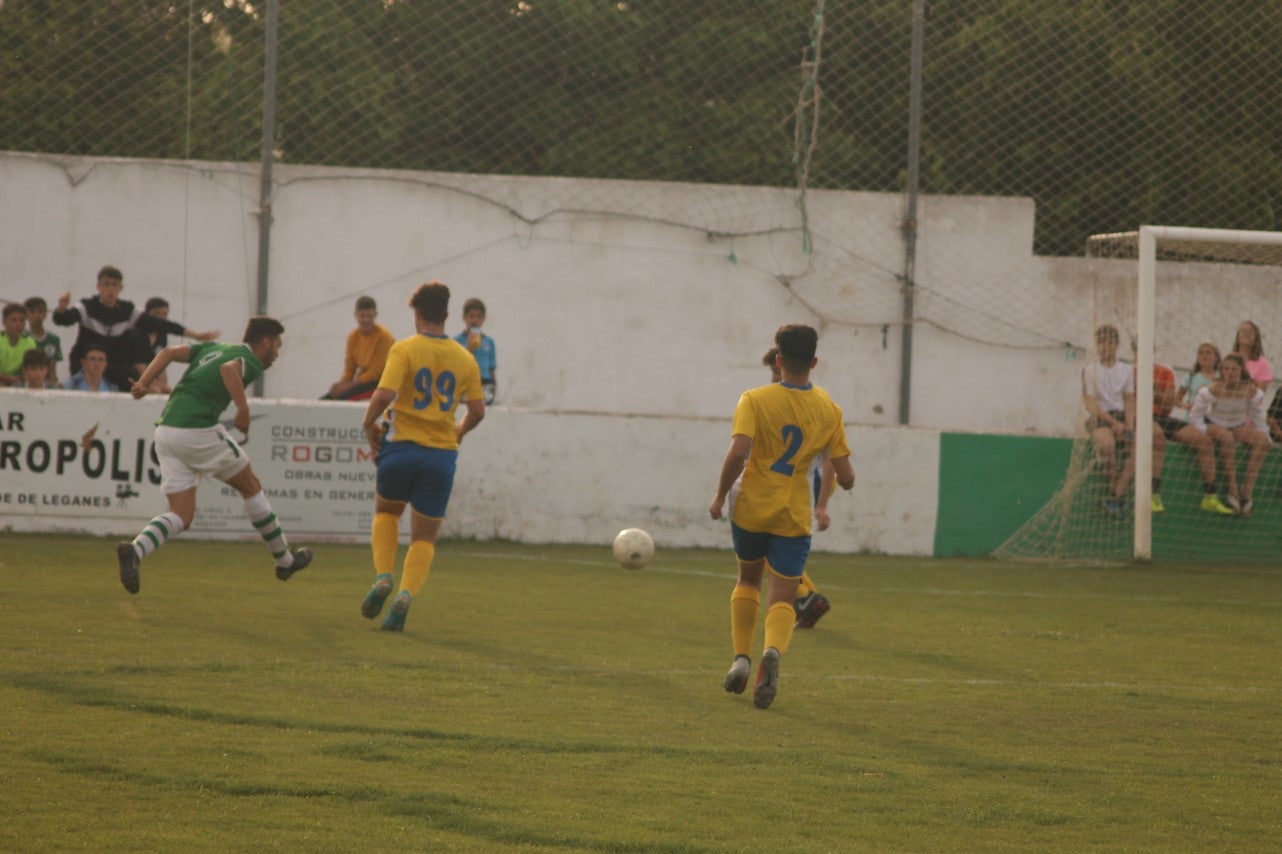 Algunas imágenes del encuentro de vuelta de la eliminatoria en la fase de ascenso a Primera División Juvenil Extremeña disputado en el Municipal de San Roque y que finalizó con 4-3 en el marcador y el ascenso de los valverdeños (24-05-2019)