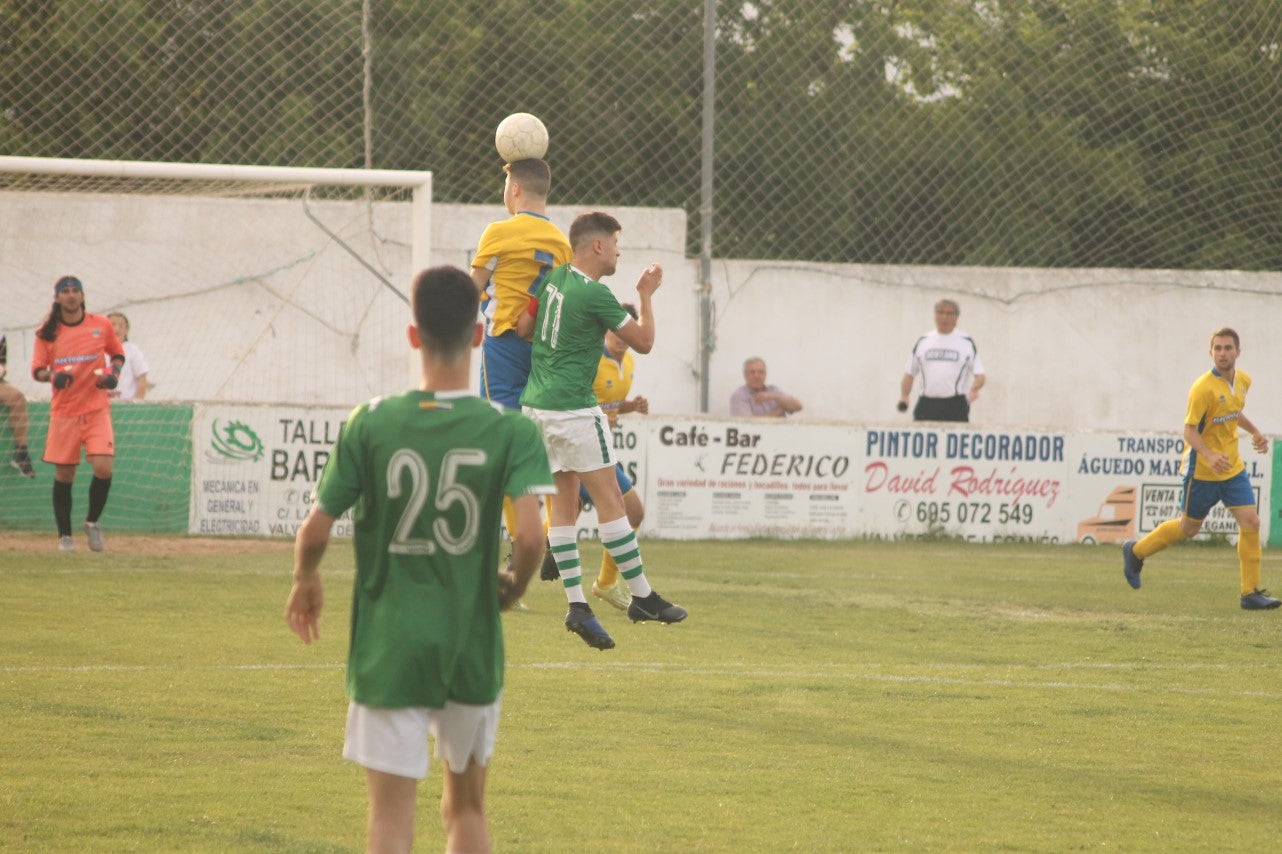 Algunas imágenes del encuentro de vuelta de la eliminatoria en la fase de ascenso a Primera División Juvenil Extremeña disputado en el Municipal de San Roque y que finalizó con 4-3 en el marcador y el ascenso de los valverdeños (24-05-2019)