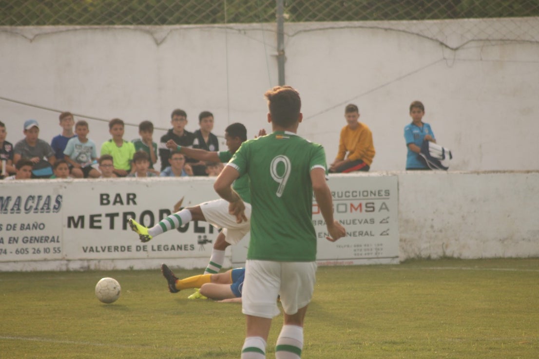 Algunas imágenes del encuentro de vuelta de la eliminatoria en la fase de ascenso a Primera División Juvenil Extremeña disputado en el Municipal de San Roque y que finalizó con 4-3 en el marcador y el ascenso de los valverdeños (24-05-2019)