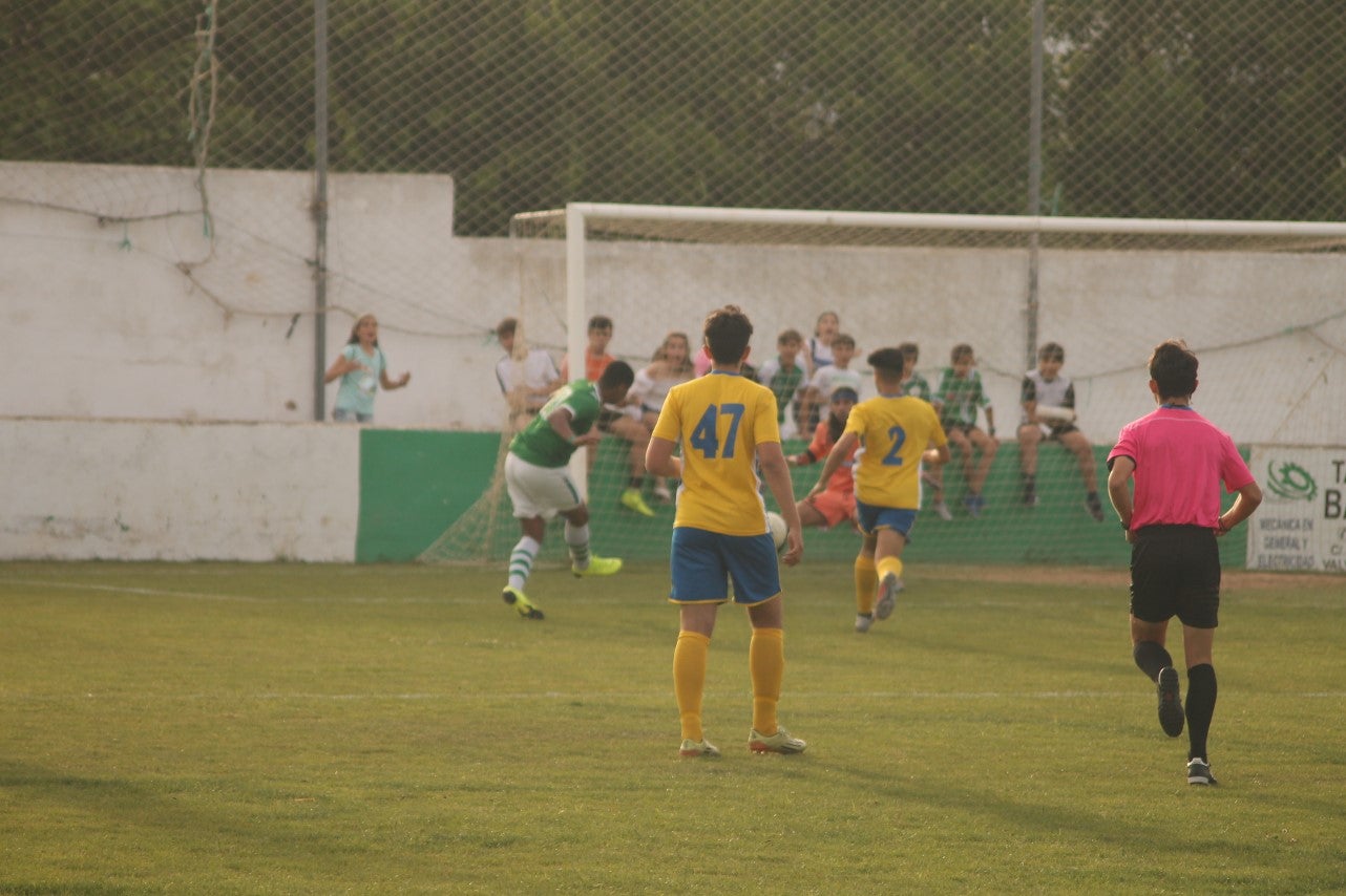 Algunas imágenes del encuentro de vuelta de la eliminatoria en la fase de ascenso a Primera División Juvenil Extremeña disputado en el Municipal de San Roque y que finalizó con 4-3 en el marcador y el ascenso de los valverdeños (24-05-2019)