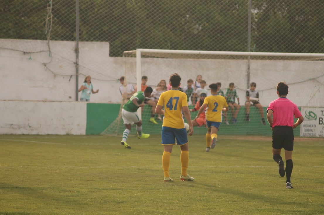 Algunas imágenes del encuentro de vuelta de la eliminatoria en la fase de ascenso a Primera División Juvenil Extremeña disputado en el Municipal de San Roque y que finalizó con 4-3 en el marcador y el ascenso de los valverdeños (24-05-2019)