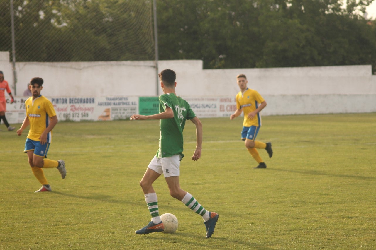 Algunas imágenes del encuentro de vuelta de la eliminatoria en la fase de ascenso a Primera División Juvenil Extremeña disputado en el Municipal de San Roque y que finalizó con 4-3 en el marcador y el ascenso de los valverdeños (24-05-2019)