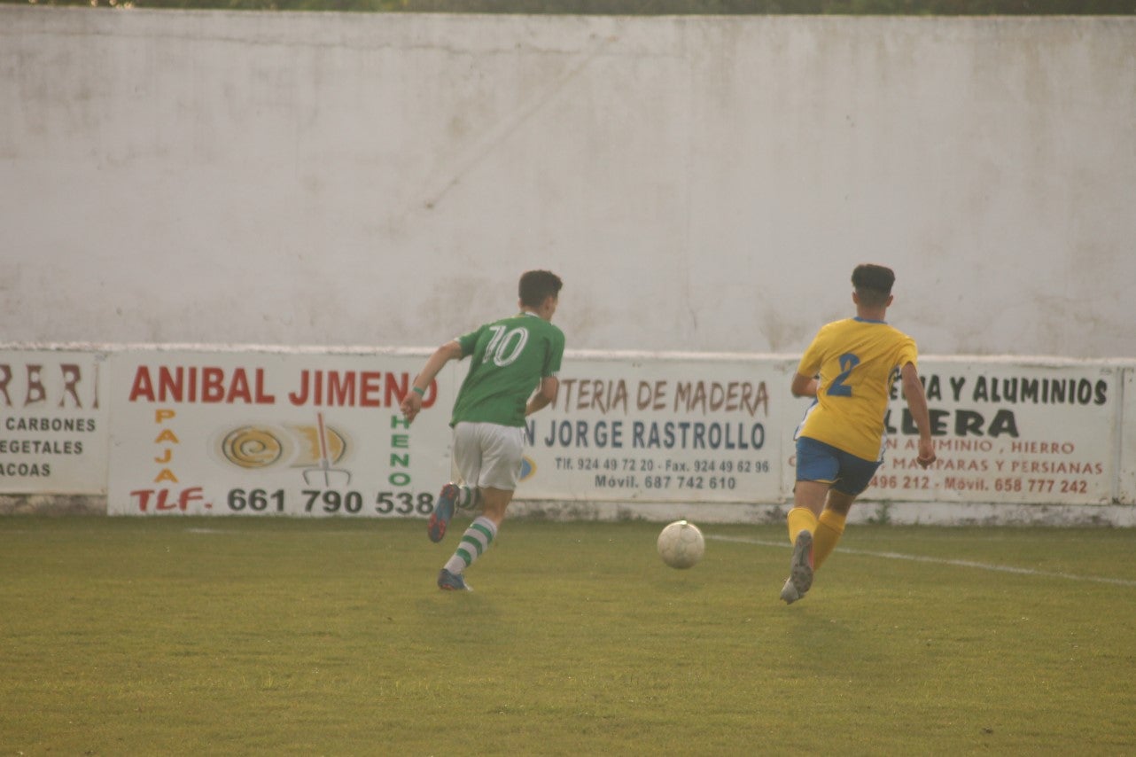 Imágenes del encuentro de vuelta de la eliminatoria de ascenso a Primera División Juvenil Extremeña que se disputó en el Municipal de San Roque y que terminó 4-3, certificándose el ascenso valverdeño (24-05-2019)