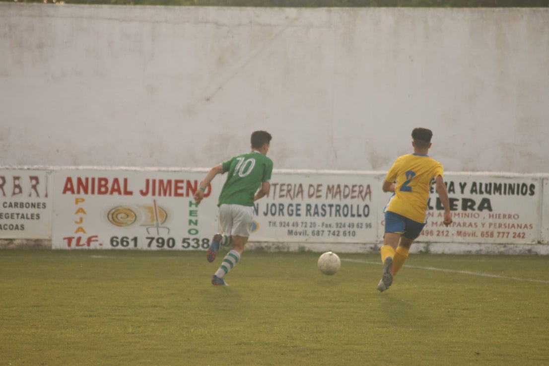 Imágenes del encuentro de vuelta de la eliminatoria de ascenso a Primera División Juvenil Extremeña que se disputó en el Municipal de San Roque y que terminó 4-3, certificándose el ascenso valverdeño (24-05-2019)