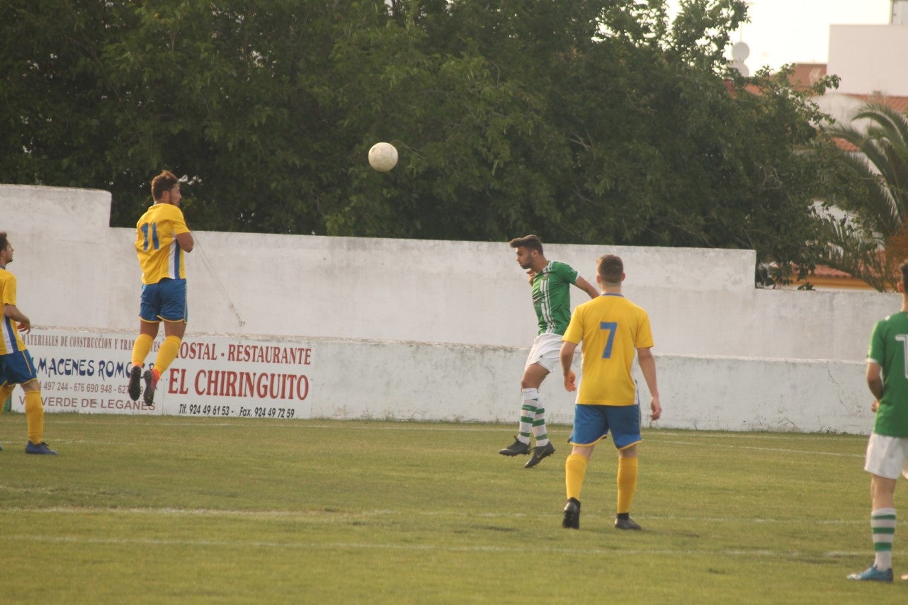 Imágenes del encuentro de vuelta de la eliminatoria de ascenso a Primera División Juvenil Extremeña que se disputó en el Municipal de San Roque y que terminó 4-3, certificándose el ascenso valverdeño (24-05-2019)