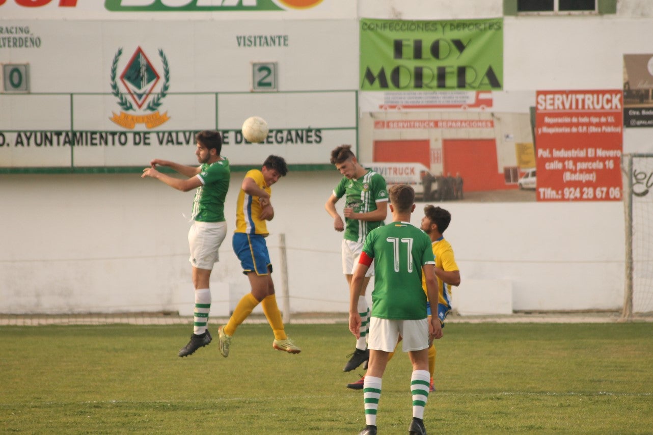 Imágenes del encuentro de vuelta de la eliminatoria de ascenso a Primera División Juvenil Extremeña que se disputó en el Municipal de San Roque y que terminó 4-3, certificándose el ascenso valverdeño (24-05-2019)