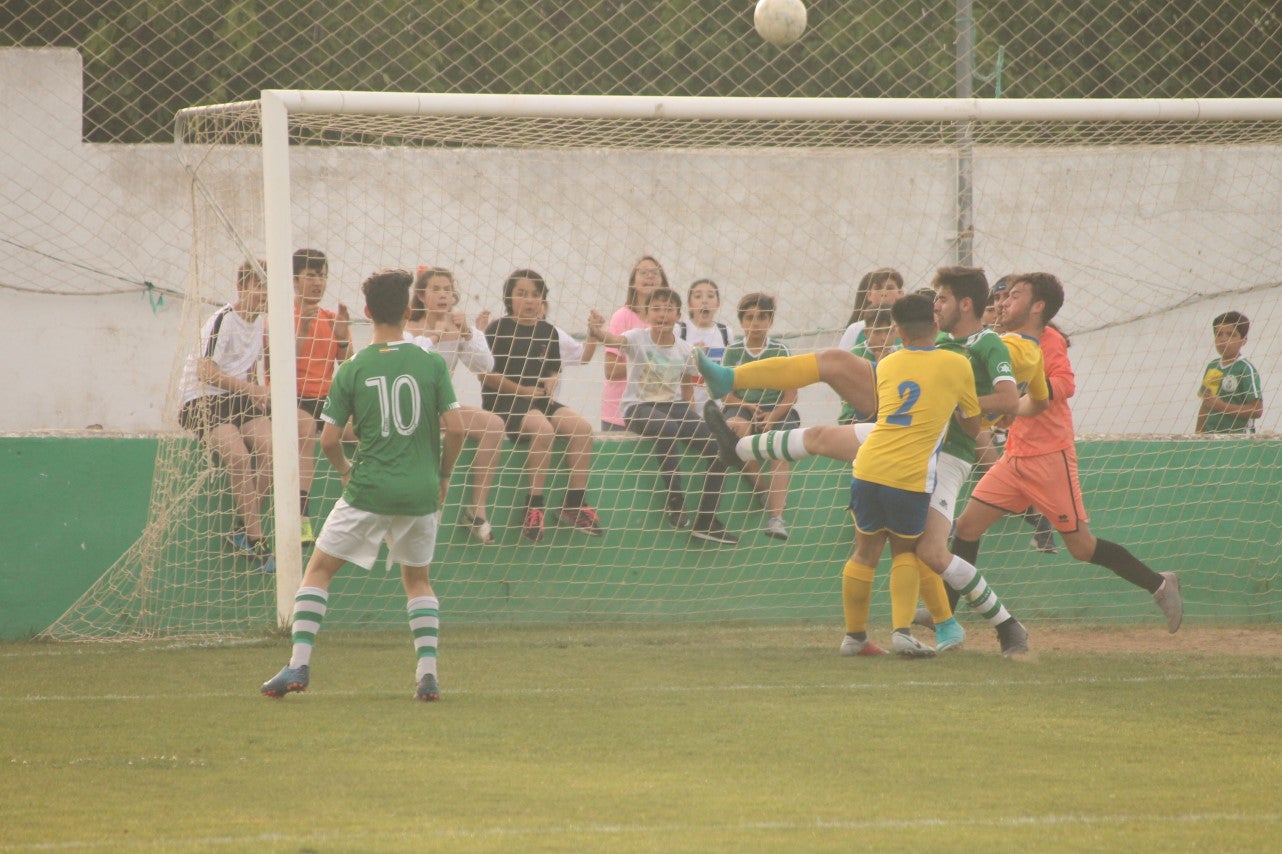 Imágenes del encuentro de vuelta de la eliminatoria de ascenso a Primera División Juvenil Extremeña que se disputó en el Municipal de San Roque y que terminó 4-3, certificándose el ascenso valverdeño (24-05-2019)