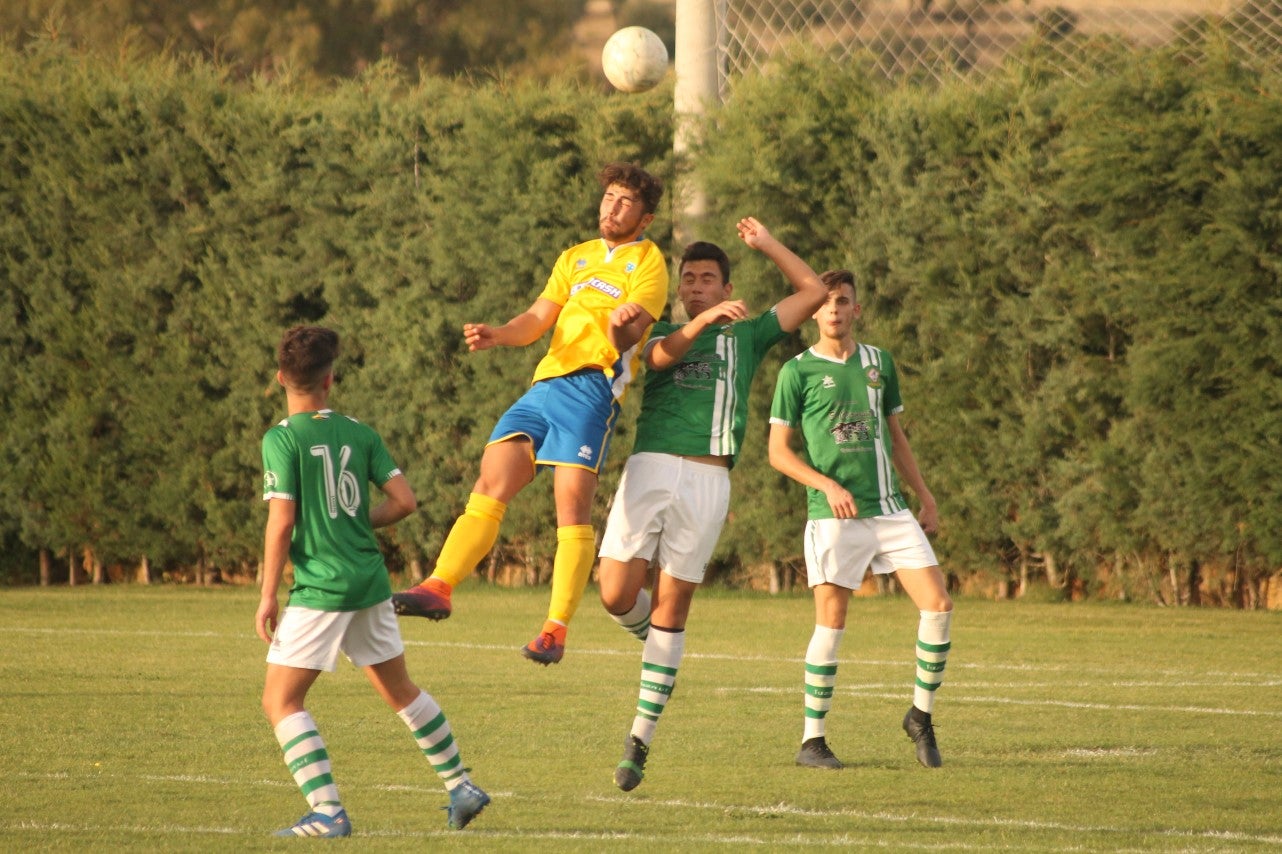 Imágenes del encuentro de vuelta de la eliminatoria de ascenso a Primera División Juvenil Extremeña que se disputó en el Municipal de San Roque y que terminó 4-3, certificándose el ascenso valverdeño (24-05-2019)