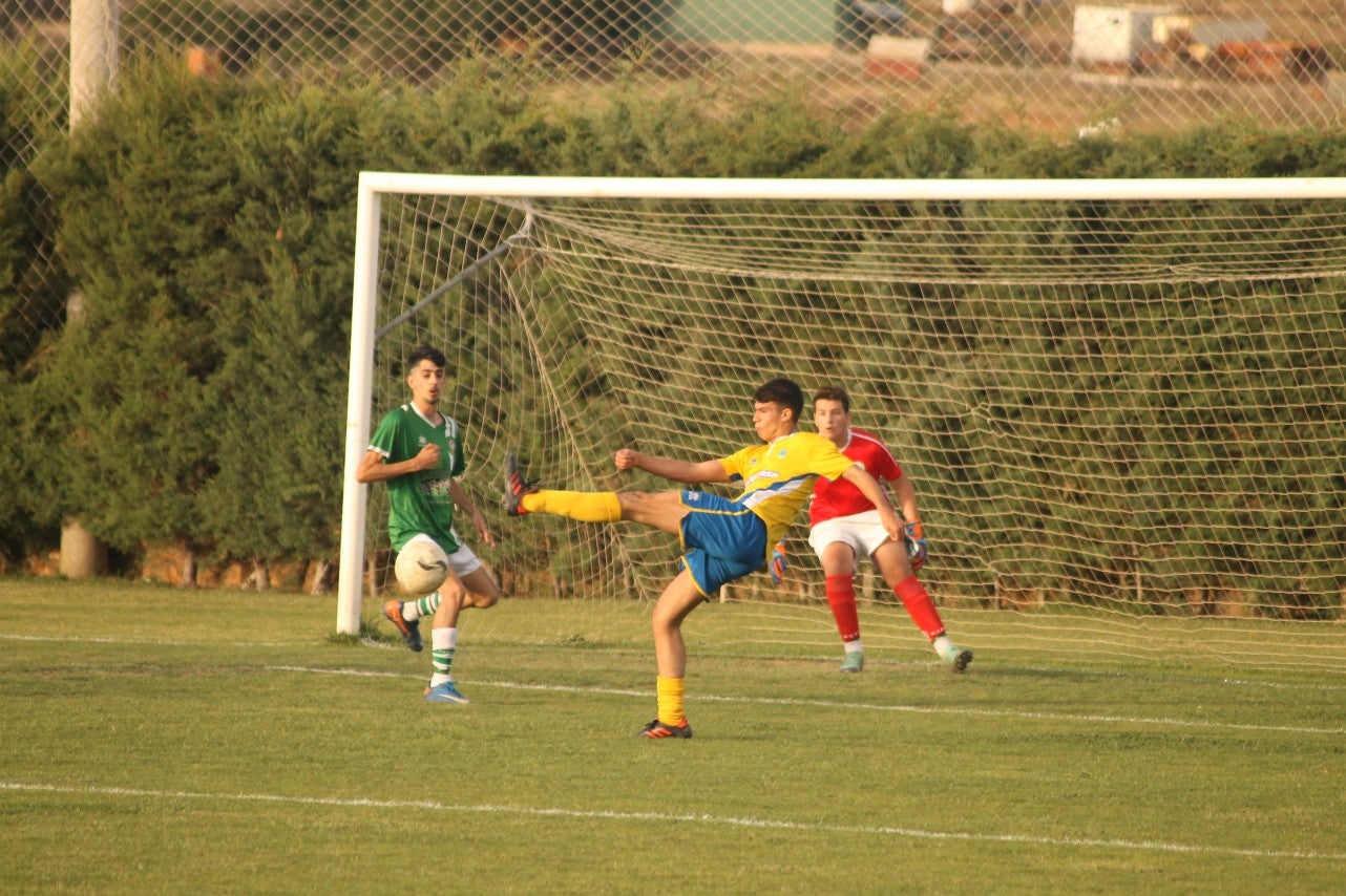 Imágenes del encuentro de vuelta de la eliminatoria de ascenso a Primera División Juvenil Extremeña que se disputó en el Municipal de San Roque y que terminó 4-3, certificándose el ascenso valverdeño (24-05-2019)