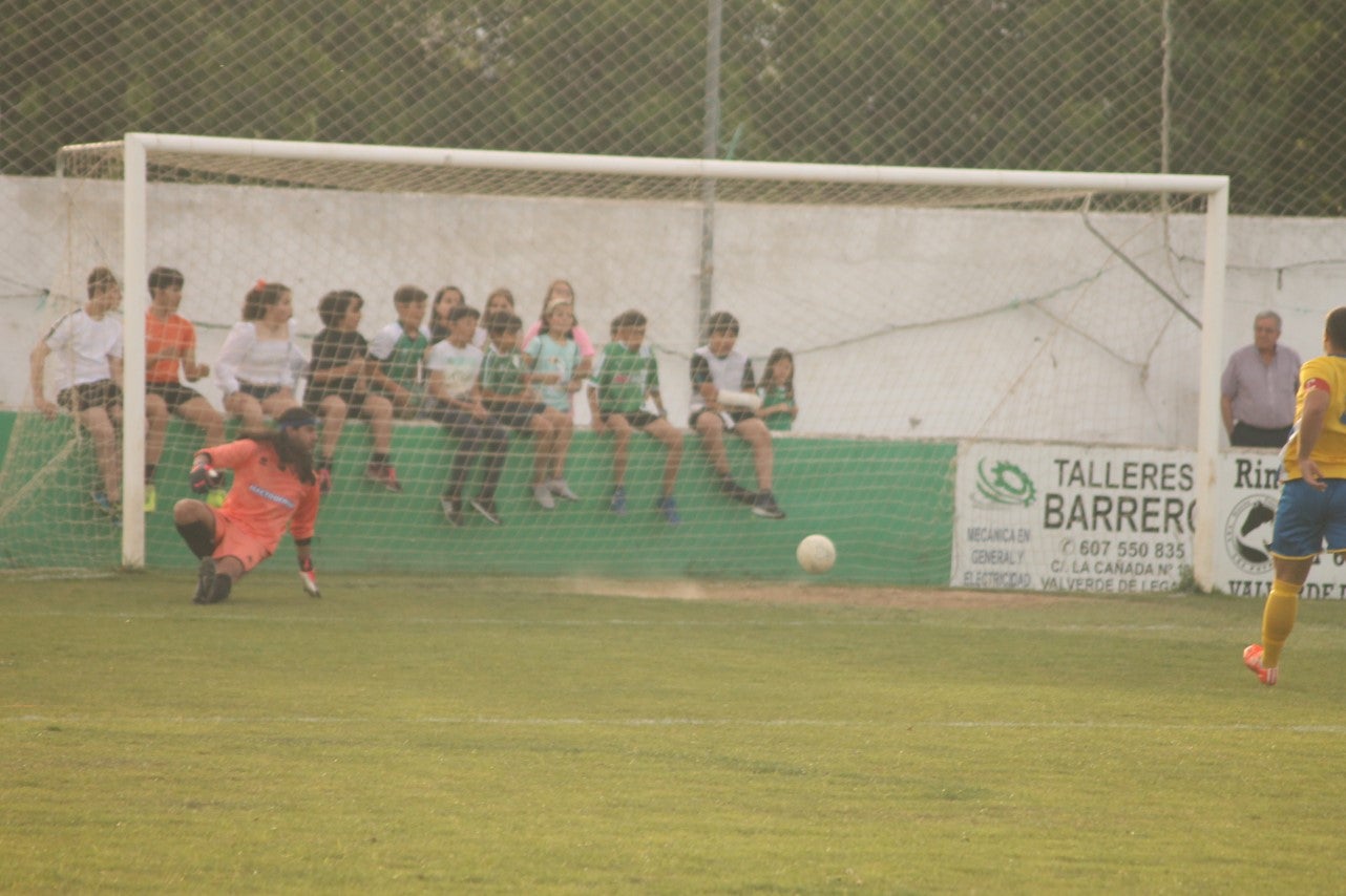Imágenes del encuentro de vuelta de la eliminatoria de ascenso a Primera División Juvenil Extremeña que se disputó en el Municipal de San Roque y que terminó 4-3, certificándose el ascenso valverdeño (24-05-2019)
