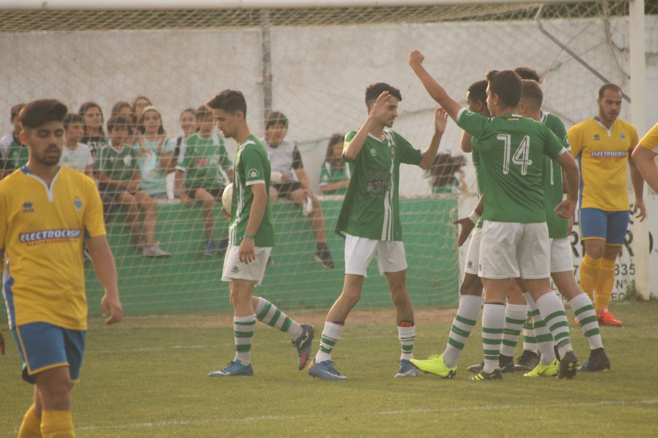 Imágenes del encuentro de vuelta de la eliminatoria de ascenso a Primera División Juvenil Extremeña que se disputó en el Municipal de San Roque y que terminó 4-3, certificándose el ascenso valverdeño (24-05-2019)