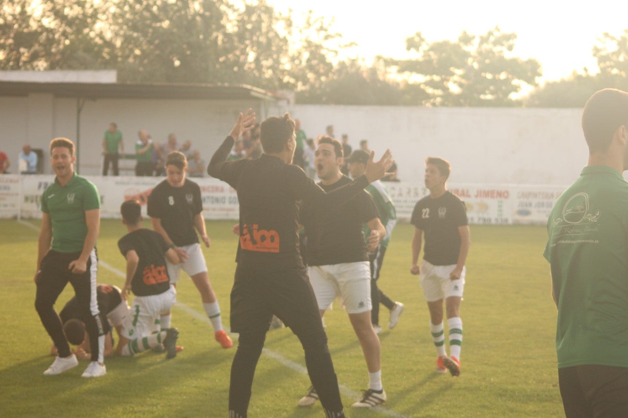 Imágenes del encuentro de vuelta de la eliminatoria de ascenso a Primera División Juvenil Extremeña que se disputó en el Municipal de San Roque y que terminó 4-3, certificándose el ascenso valverdeño (24-05-2019)