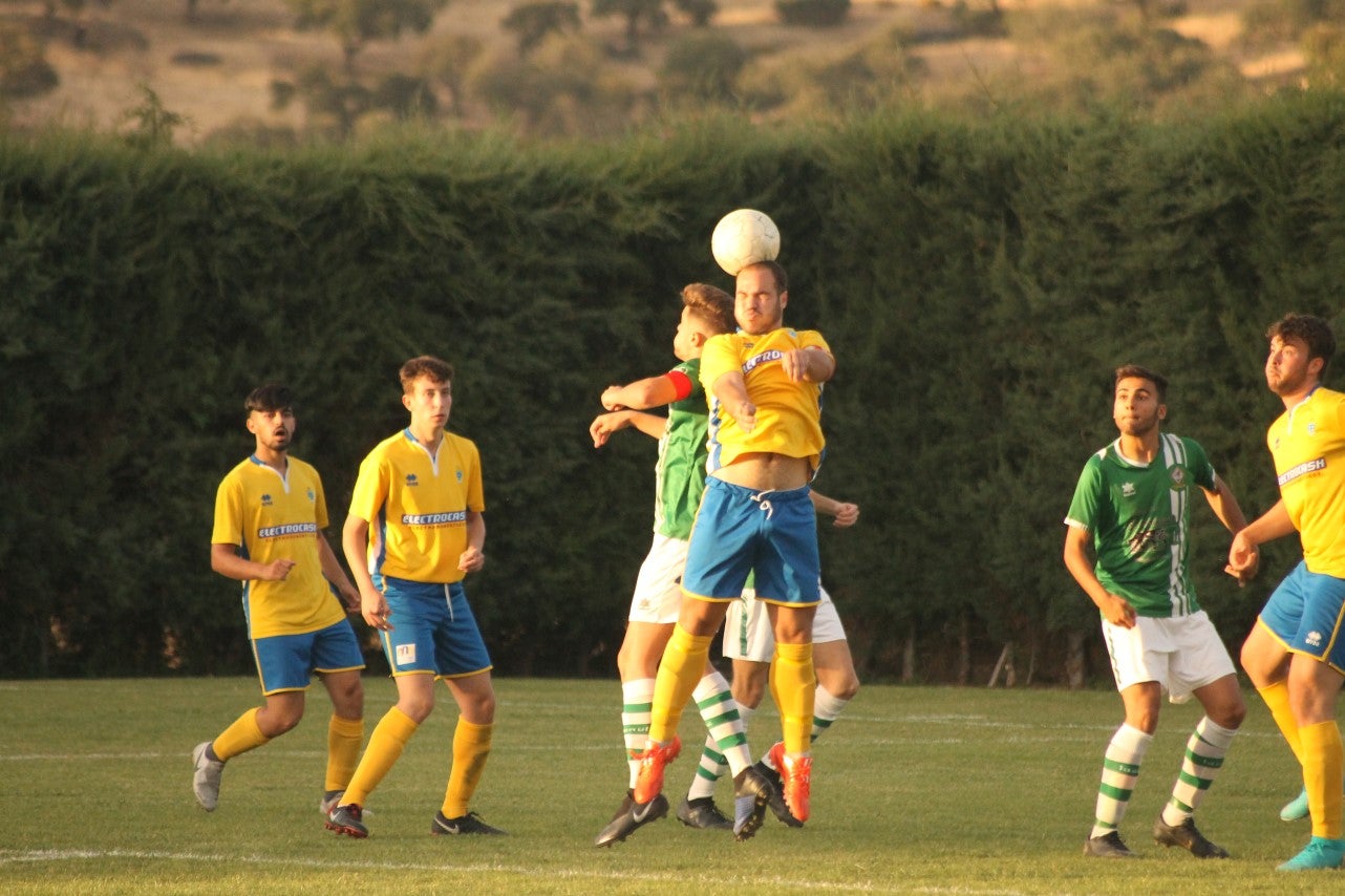 Imágenes del encuentro de vuelta de la eliminatoria de ascenso a Primera División Juvenil Extremeña que se disputó en el Municipal de San Roque y que terminó 4-3, certificándose el ascenso valverdeño (24-05-2019)