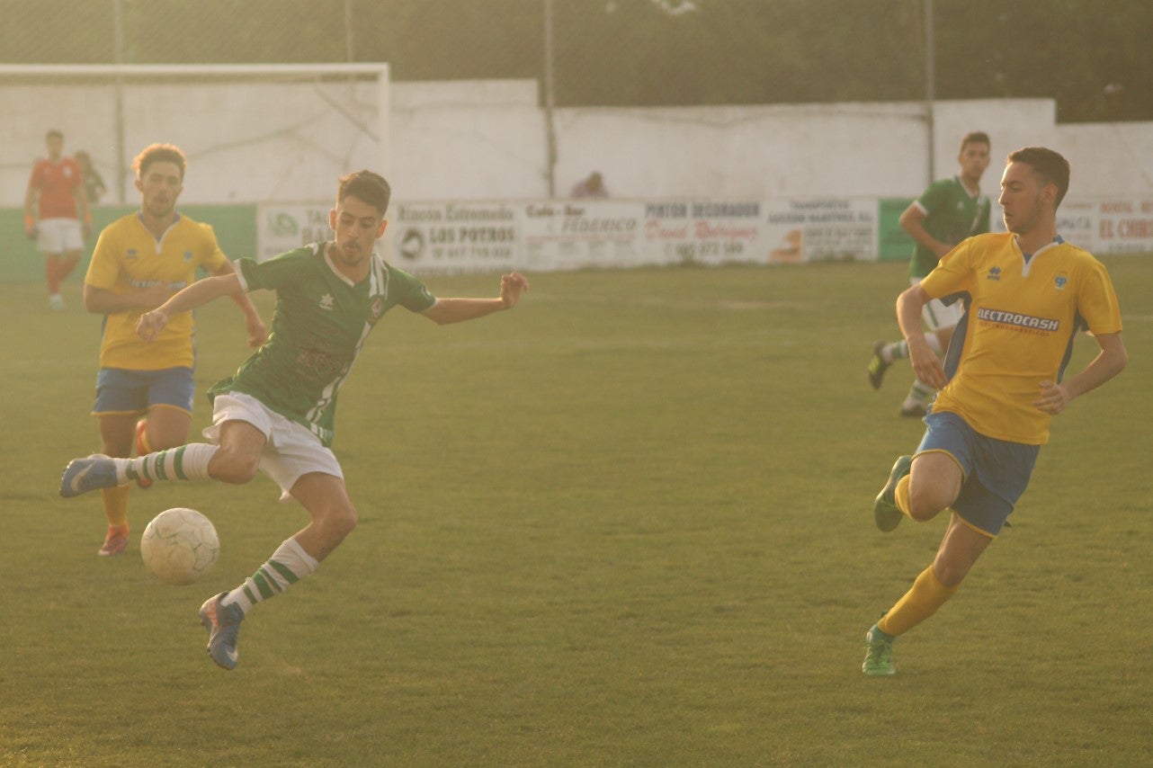 Imágenes del encuentro de vuelta de la eliminatoria de ascenso a Primera División Juvenil Extremeña que se disputó en el Municipal de San Roque y que terminó 4-3, certificándose el ascenso valverdeño (24-05-2019)