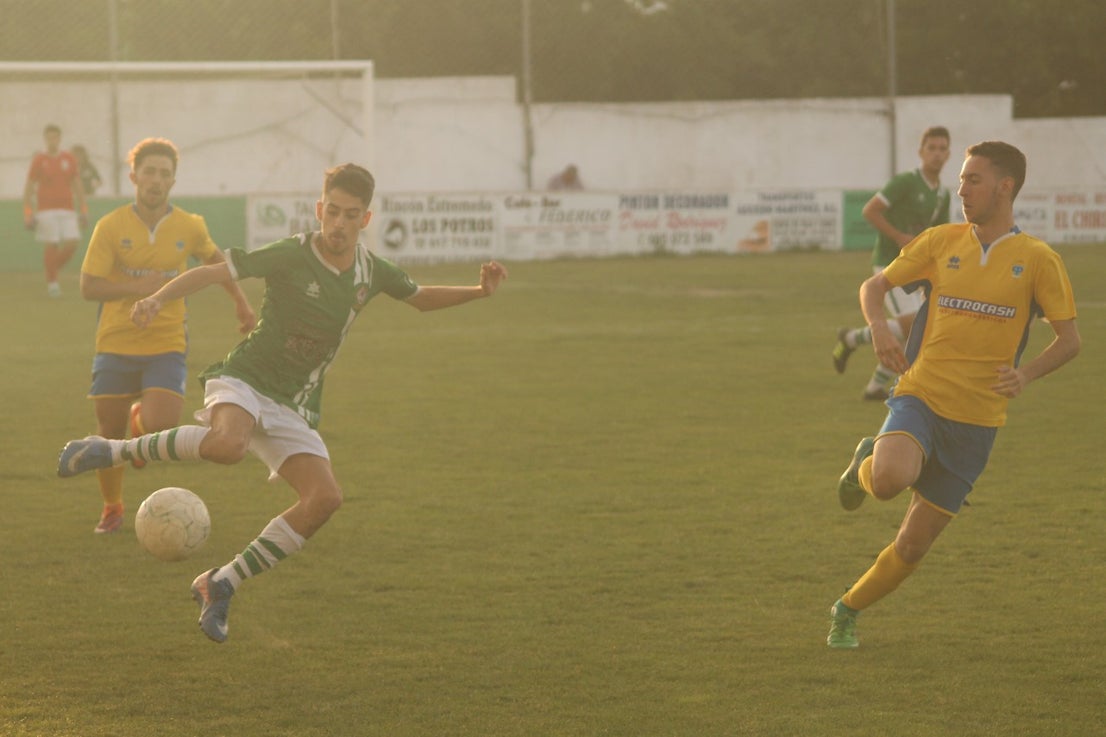 Imágenes del encuentro de vuelta de la eliminatoria de ascenso a Primera División Juvenil Extremeña que se disputó en el Municipal de San Roque y que terminó 4-3, certificándose el ascenso valverdeño (24-05-2019)