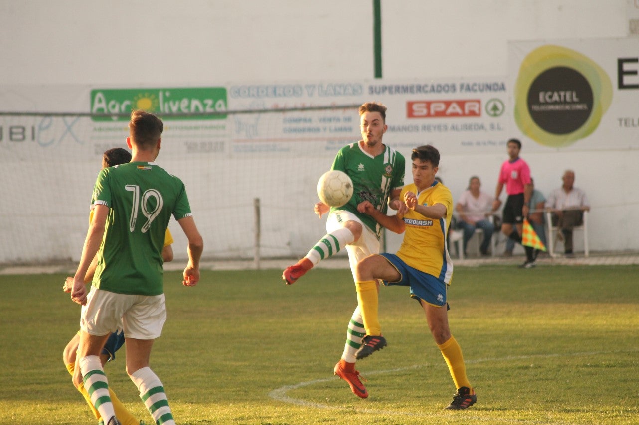 Imágenes del encuentro de vuelta de la eliminatoria de ascenso a Primera División Juvenil Extremeña que se disputó en el Municipal de San Roque y que terminó 4-3, certificándose el ascenso valverdeño (24-05-2019)