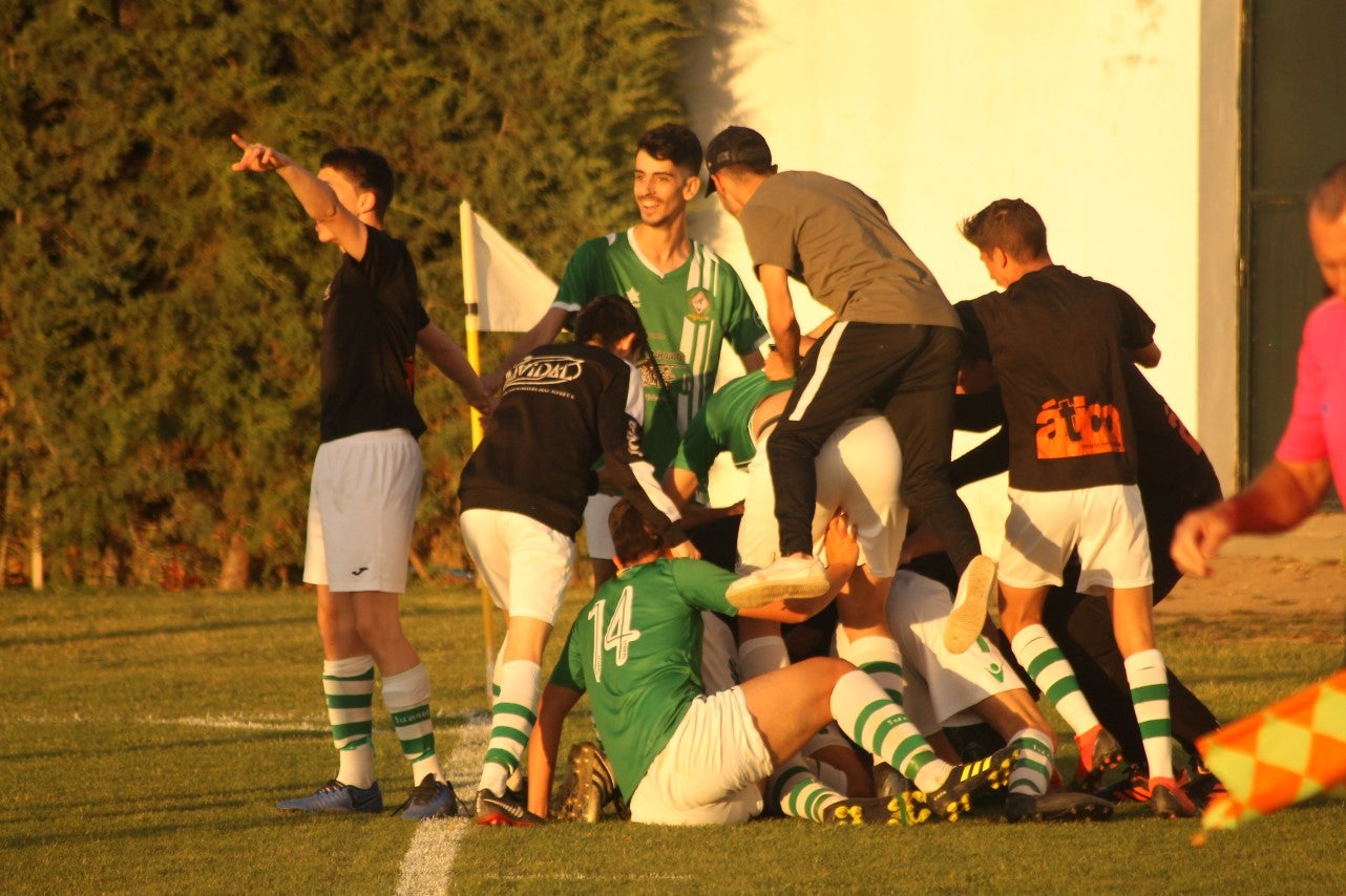 Imágenes del encuentro de vuelta de la eliminatoria de ascenso a Primera División Juvenil Extremeña que se disputó en el Municipal de San Roque y que terminó 4-3, certificándose el ascenso valverdeño (24-05-2019)