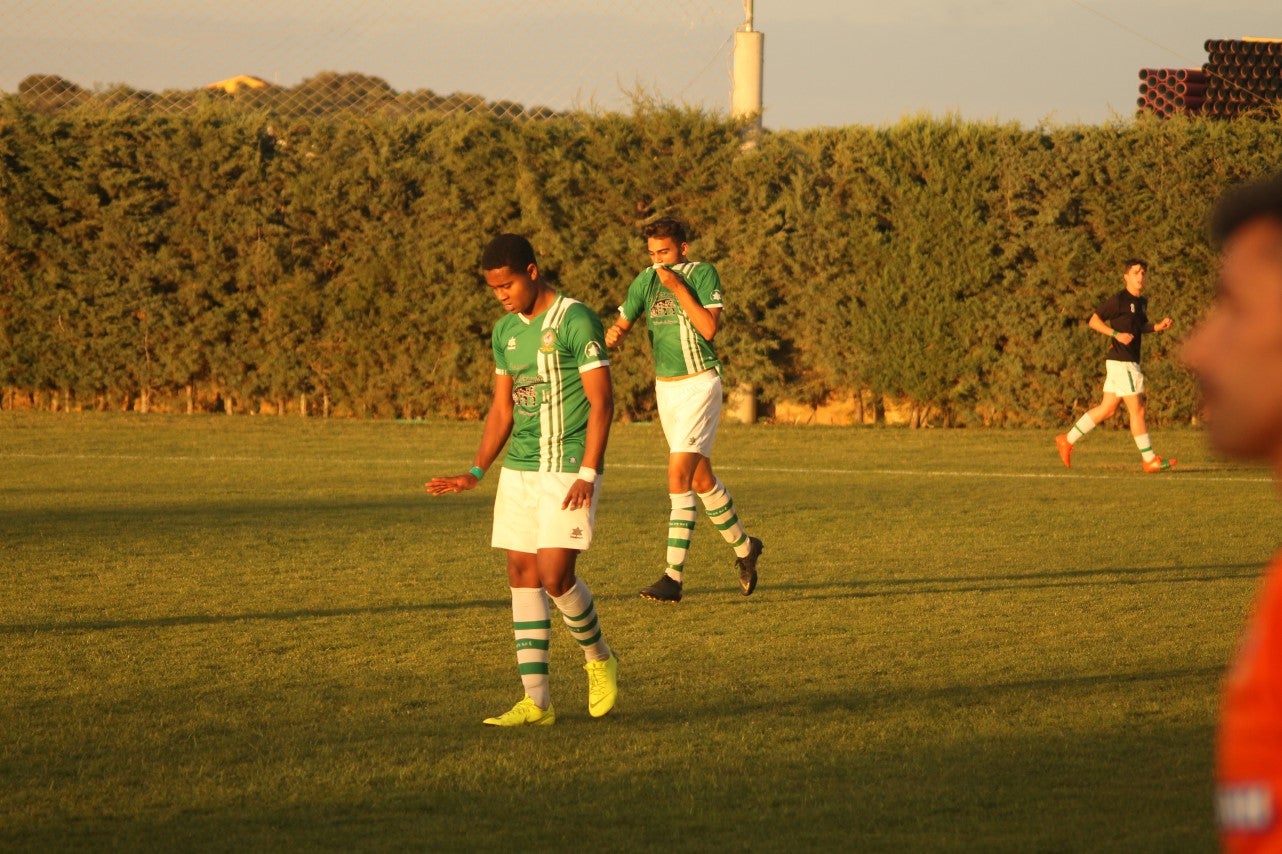 Imágenes del encuentro de vuelta de la eliminatoria de ascenso a Primera División Juvenil Extremeña que se disputó en el Municipal de San Roque y que terminó 4-3, certificándose el ascenso valverdeño (24-05-2019)