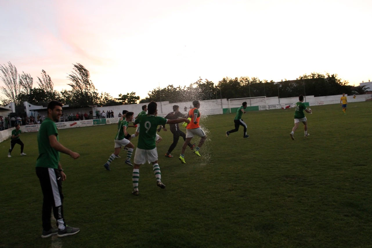 Imágenes del encuentro de vuelta de la eliminatoria de ascenso a Primera División Juvenil Extremeña que se disputó en el Municipal de San Roque y que terminó 4-3, certificándose el ascenso valverdeño (24-05-2019)