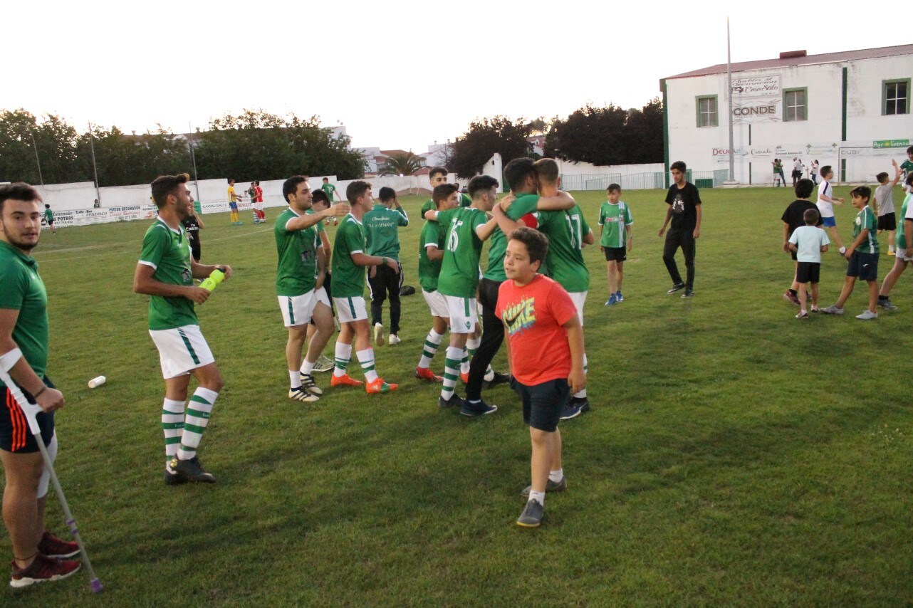 Imágenes del encuentro de vuelta de la eliminatoria de ascenso a Primera División Juvenil Extremeña que se disputó en el Municipal de San Roque y que terminó 4-3, certificándose el ascenso valverdeño (24-05-2019)