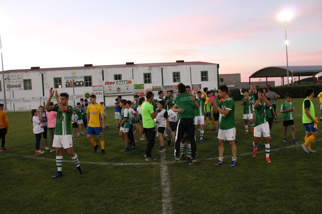 Imágenes del encuentro de vuelta de la eliminatoria de ascenso a Primera División Juvenil Extremeña que se disputó en el Municipal de San Roque y que terminó 4-3, certificándose el ascenso valverdeño (24-05-2019)