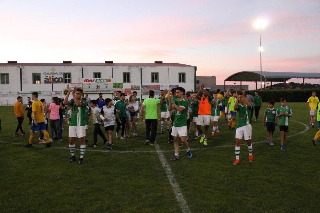 Imágenes del encuentro de vuelta de la eliminatoria de ascenso a Primera División Juvenil Extremeña que se disputó en el Municipal de San Roque y que terminó 4-3, certificándose el ascenso valverdeño (24-05-2019)