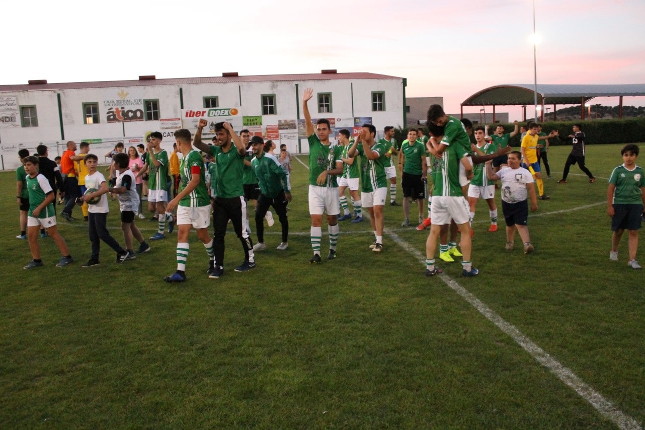 Imágenes del encuentro de vuelta de la eliminatoria de ascenso a Primera División Juvenil Extremeña que se disputó en el Municipal de San Roque y que terminó 4-3, certificándose el ascenso valverdeño (24-05-2019)