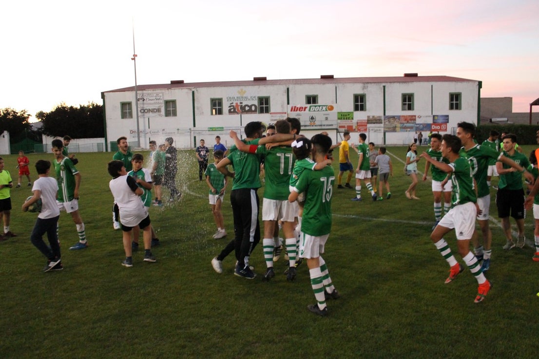 Imágenes del encuentro de vuelta de la eliminatoria de ascenso a Primera División Juvenil Extremeña que se disputó en el Municipal de San Roque y que terminó 4-3, certificándose el ascenso valverdeño (24-05-2019)