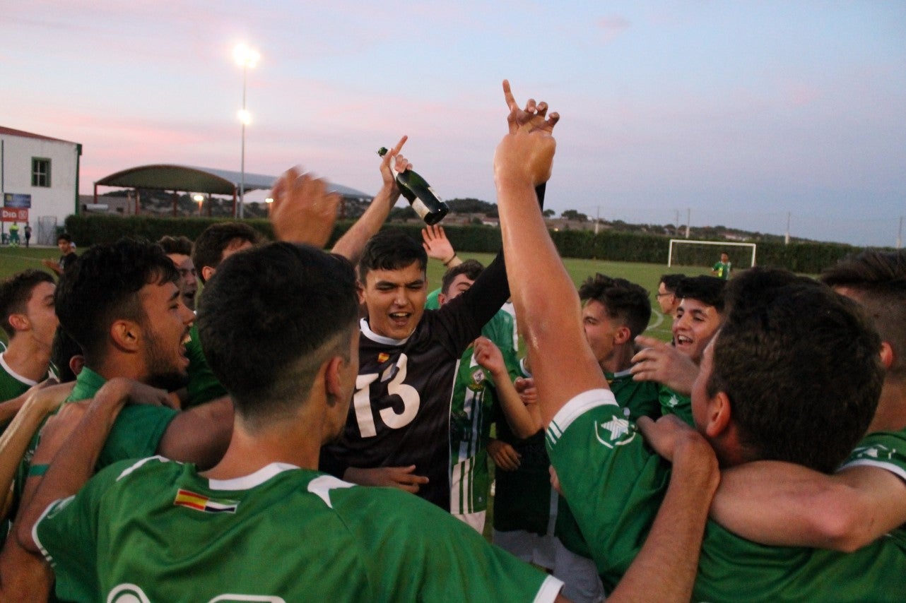 Imágenes del encuentro de vuelta de la eliminatoria de ascenso a Primera División Juvenil Extremeña que se disputó en el Municipal de San Roque y que terminó 4-3, certificándose el ascenso valverdeño (24-05-2019)