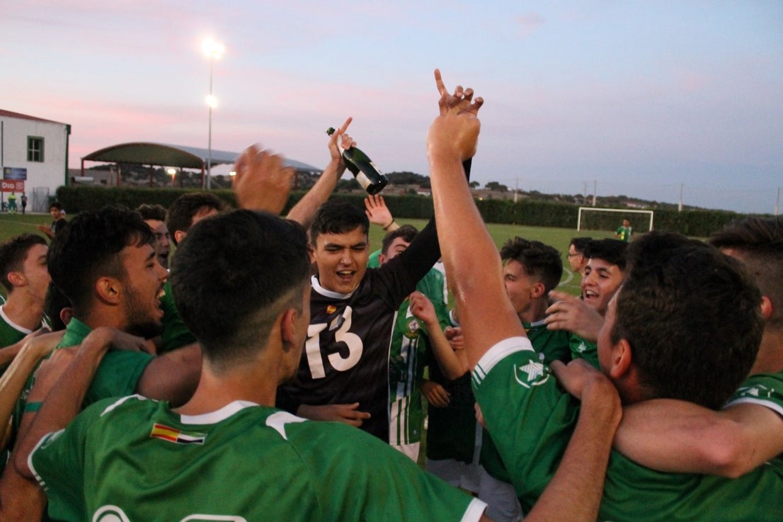 Imágenes del encuentro de vuelta de la eliminatoria de ascenso a Primera División Juvenil Extremeña que se disputó en el Municipal de San Roque y que terminó 4-3, certificándose el ascenso valverdeño (24-05-2019)
