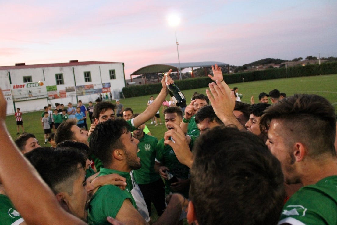 Imágenes del encuentro de vuelta de la eliminatoria de ascenso a Primera División Juvenil Extremeña que se disputó en el Municipal de San Roque y que terminó 4-3, certificándose el ascenso valverdeño (24-05-2019)