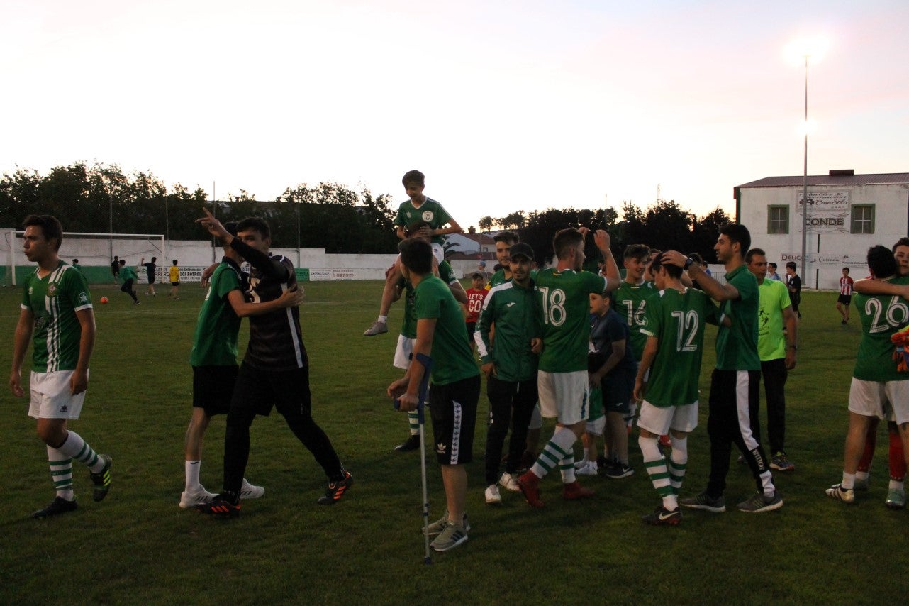 Imágenes del encuentro de vuelta de la eliminatoria de ascenso a Primera División Juvenil Extremeña que se disputó en el Municipal de San Roque y que terminó 4-3, certificándose el ascenso valverdeño (24-05-2019)