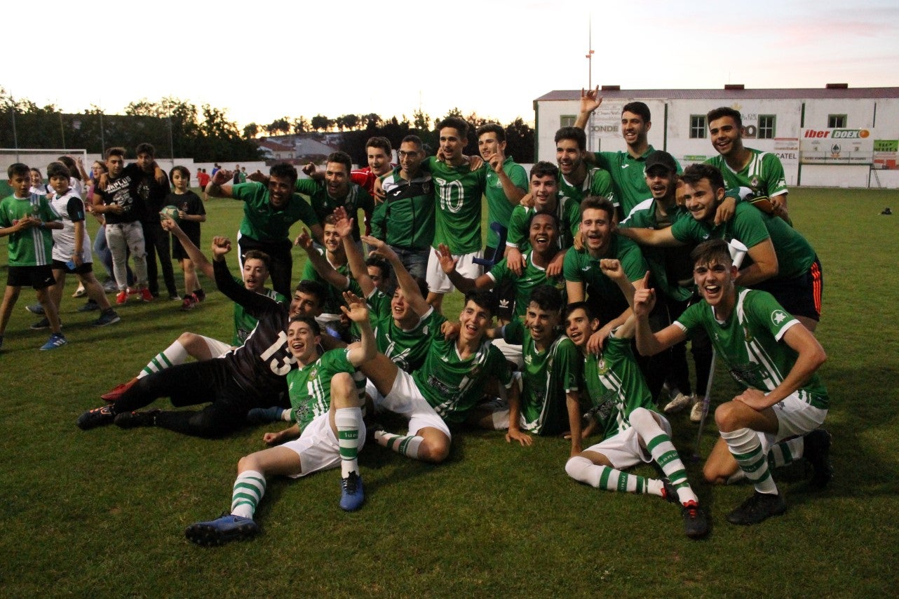 Imágenes del encuentro de vuelta de la eliminatoria de ascenso a Primera División Juvenil Extremeña que se disputó en el Municipal de San Roque y que terminó 4-3, certificándose el ascenso valverdeño (24-05-2019)