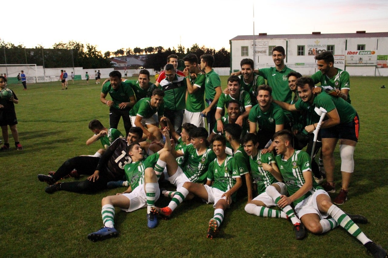 Imágenes del encuentro de vuelta de la eliminatoria de ascenso a Primera División Juvenil Extremeña que se disputó en el Municipal de San Roque y que terminó 4-3, certificándose el ascenso valverdeño (24-05-2019)