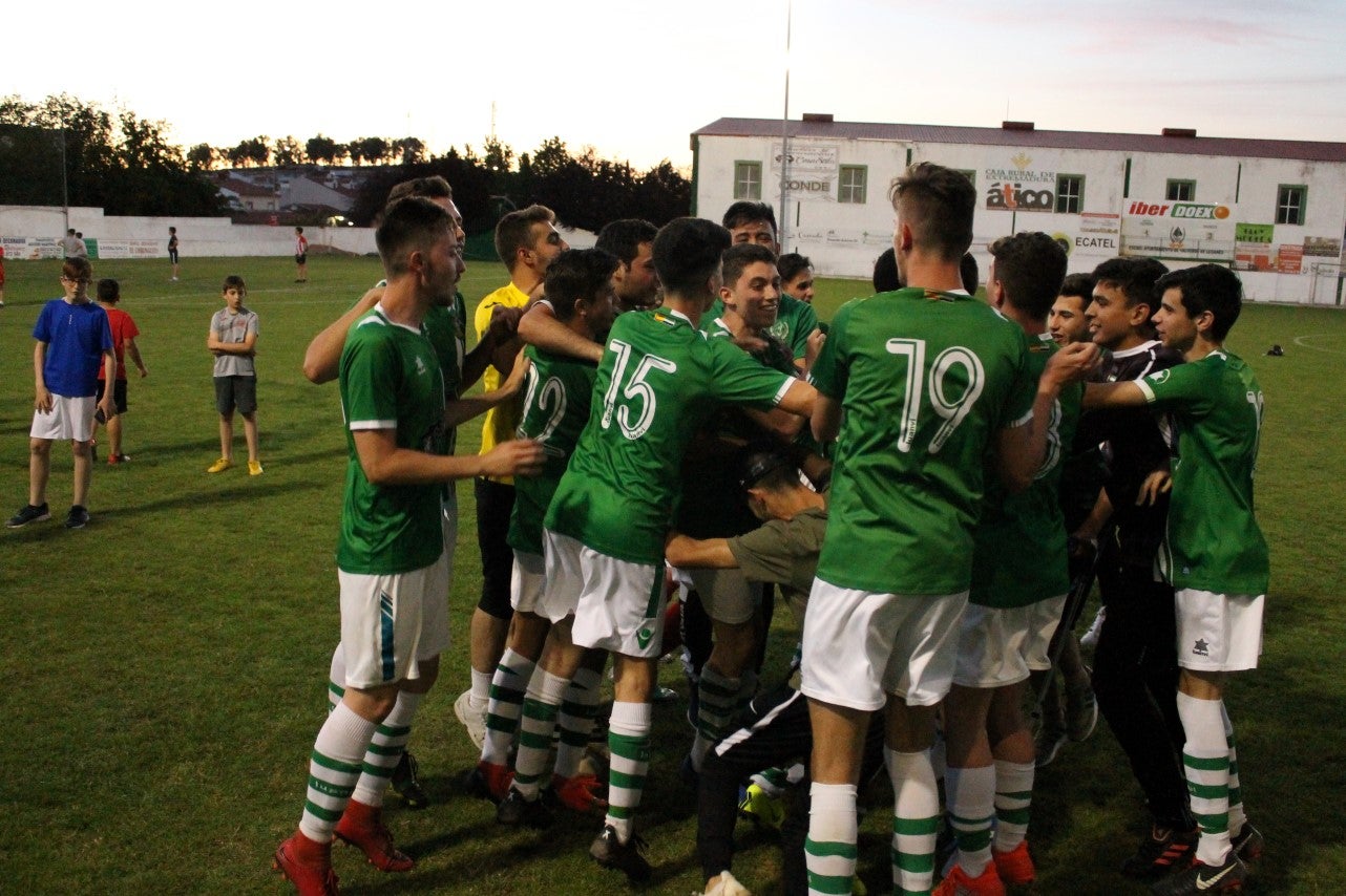 Imágenes del encuentro de vuelta de la eliminatoria de ascenso a Primera División Juvenil Extremeña que se disputó en el Municipal de San Roque y que terminó 4-3, certificándose el ascenso valverdeño (24-05-2019)
