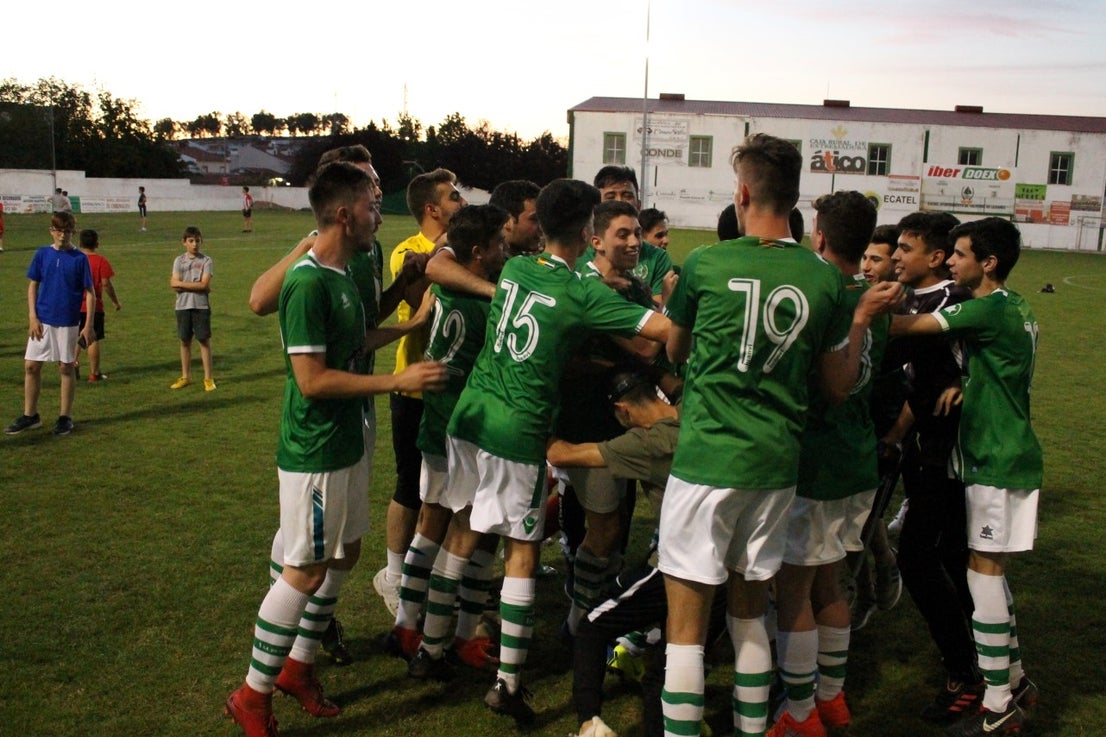 Imágenes del encuentro de vuelta de la eliminatoria de ascenso a Primera División Juvenil Extremeña que se disputó en el Municipal de San Roque y que terminó 4-3, certificándose el ascenso valverdeño (24-05-2019)