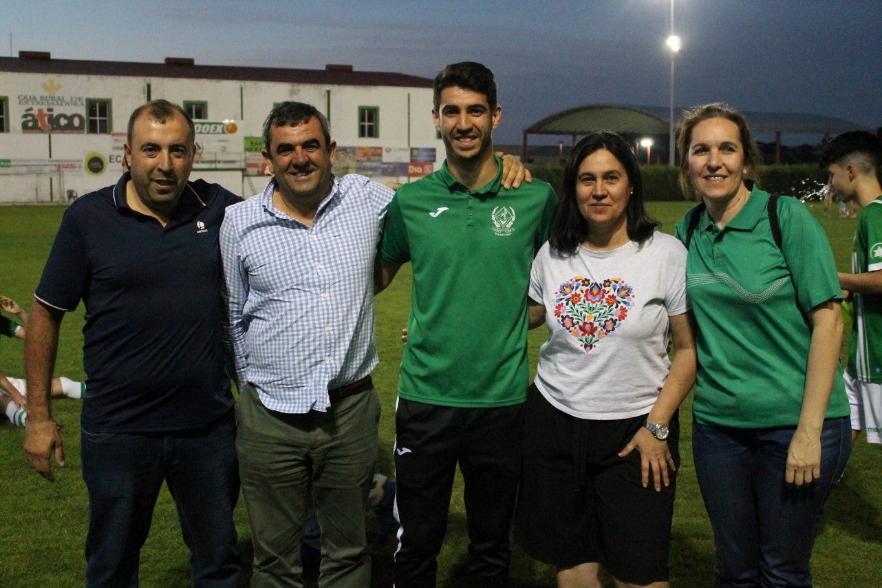 Imágenes del encuentro de vuelta de la eliminatoria de ascenso a Primera División Juvenil Extremeña que se disputó en el Municipal de San Roque y que terminó 4-3, certificándose el ascenso valverdeño (24-05-2019)