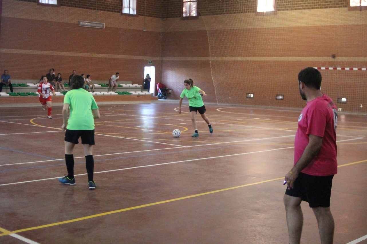 Algunas imágenes del encuentro femenino que enfrentó al equipo de Valverde y Almendral con el Santa Teresa en el pabellón polideportivo (28-05-2019)