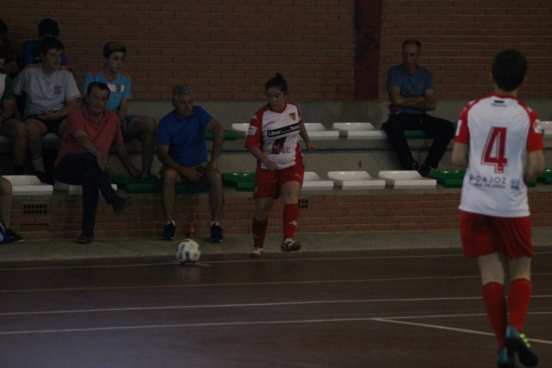 Algunas imágenes del encuentro femenino que enfrentó al equipo de Valverde y Almendral con el Santa Teresa en el pabellón polideportivo (28-05-2019)